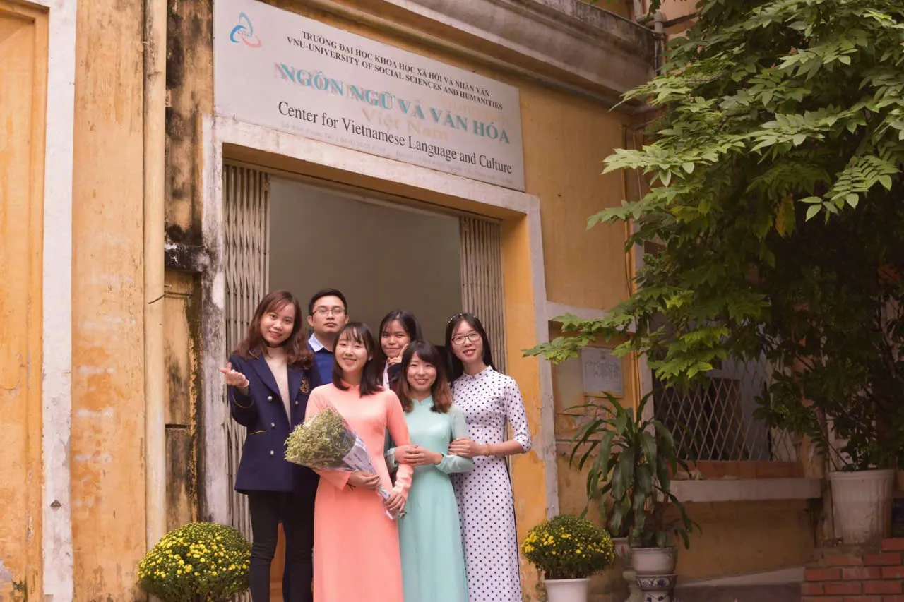 Trước Trung tâm Ngôn ngữ và Văn hóa Việt Nam